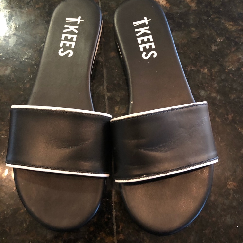 ❤️❤️SOLD❤️❤️TKEES black slides sandals